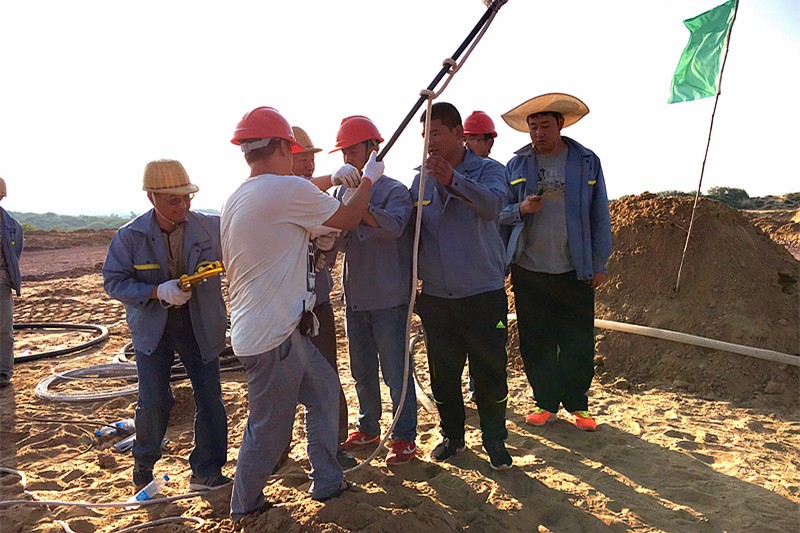 1471332611936173SLFn.jpg 廠區(qū)主干道敷設(shè)電纜.jpg