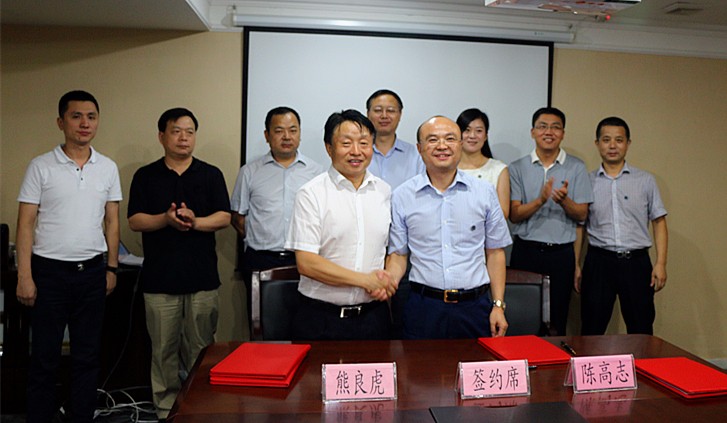 14713333456336597gL8.jpg 熊良虎代表集團與億杰集團董事長陳高志簽訂戰略合作協議.jpg