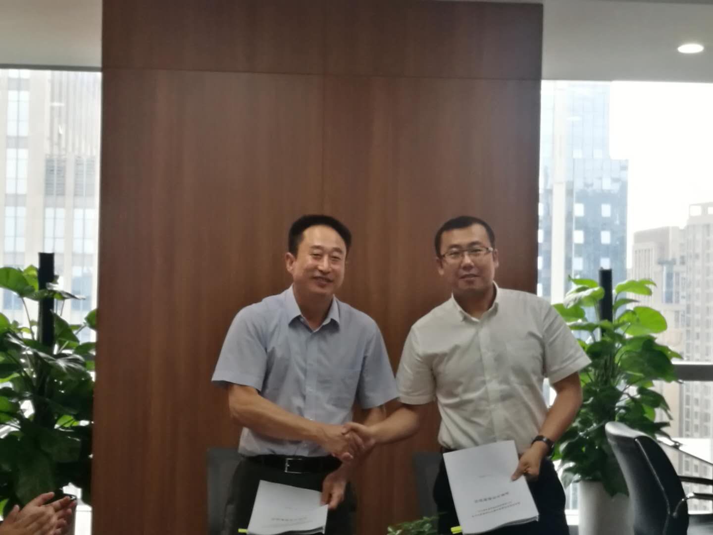 1536801865314306fR7j.jpg 固廢公司與四川發(fā)展國(guó)潤(rùn)公司合作.jpg