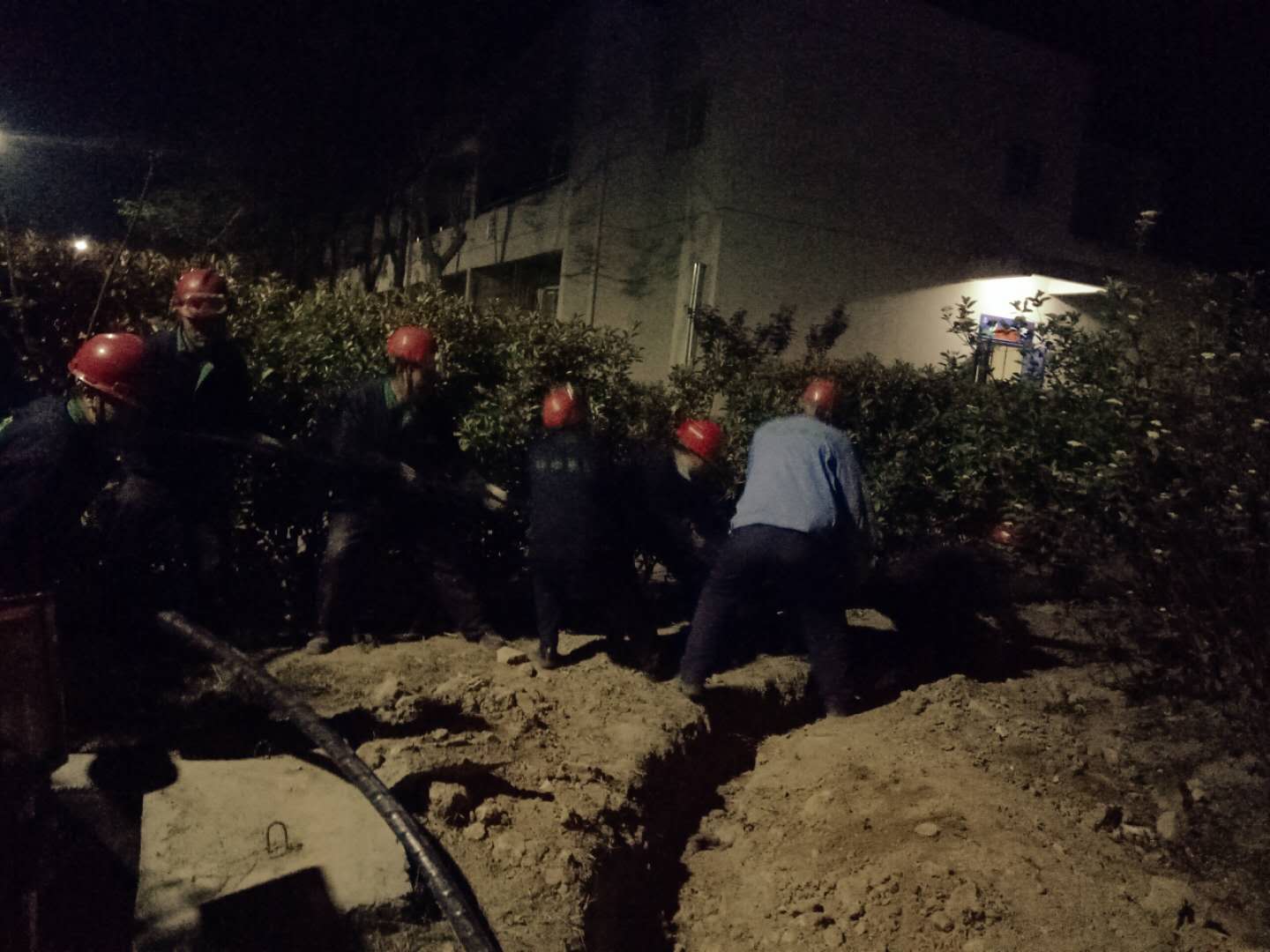 1555546408950460pgx5.jpg 電纜線鋪設現場.jpg