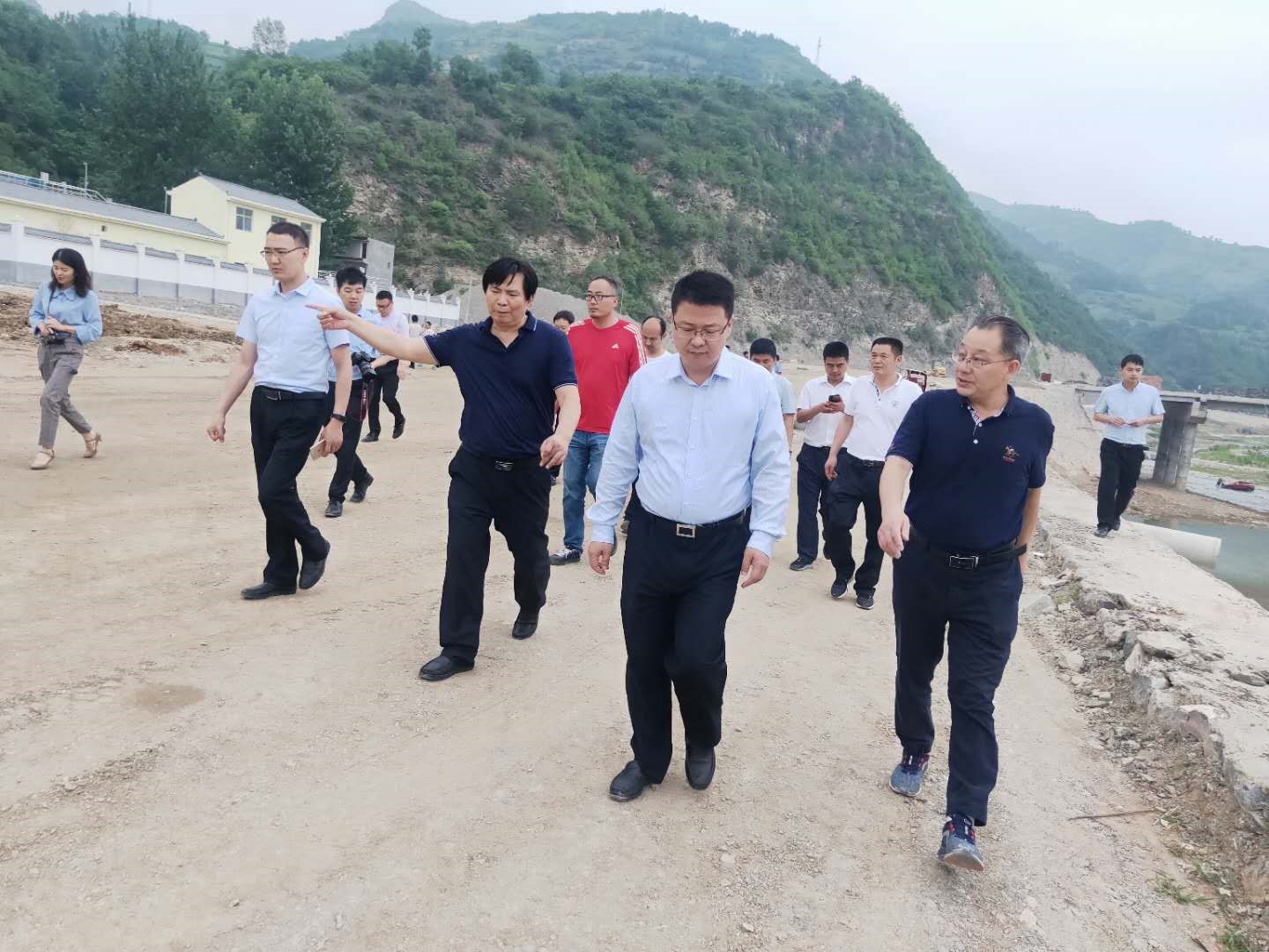 156107750857574652qJ.jpg 商洛市市委副書記李豫琦帶隊調研水環境公司戶家塬污水處理廠項目建設工作.jpg