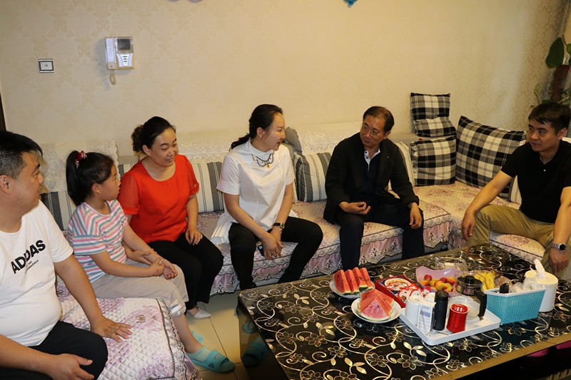 1561938481625533a5YD.jpg 延安分公司領導班子走訪慰問困難員工2_副本_副本.jpg