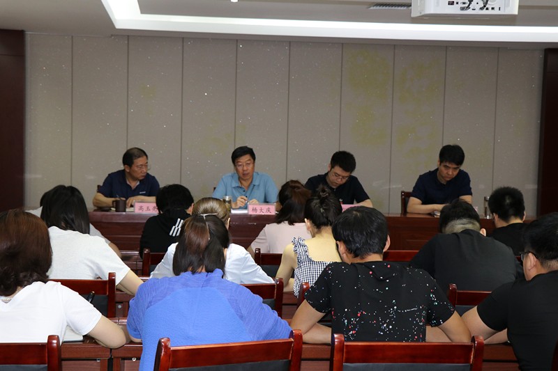 15624872254450132QB0.jpg 集團(tuán)公司領(lǐng)導(dǎo)為延安分公司講黨課_副本.jpg