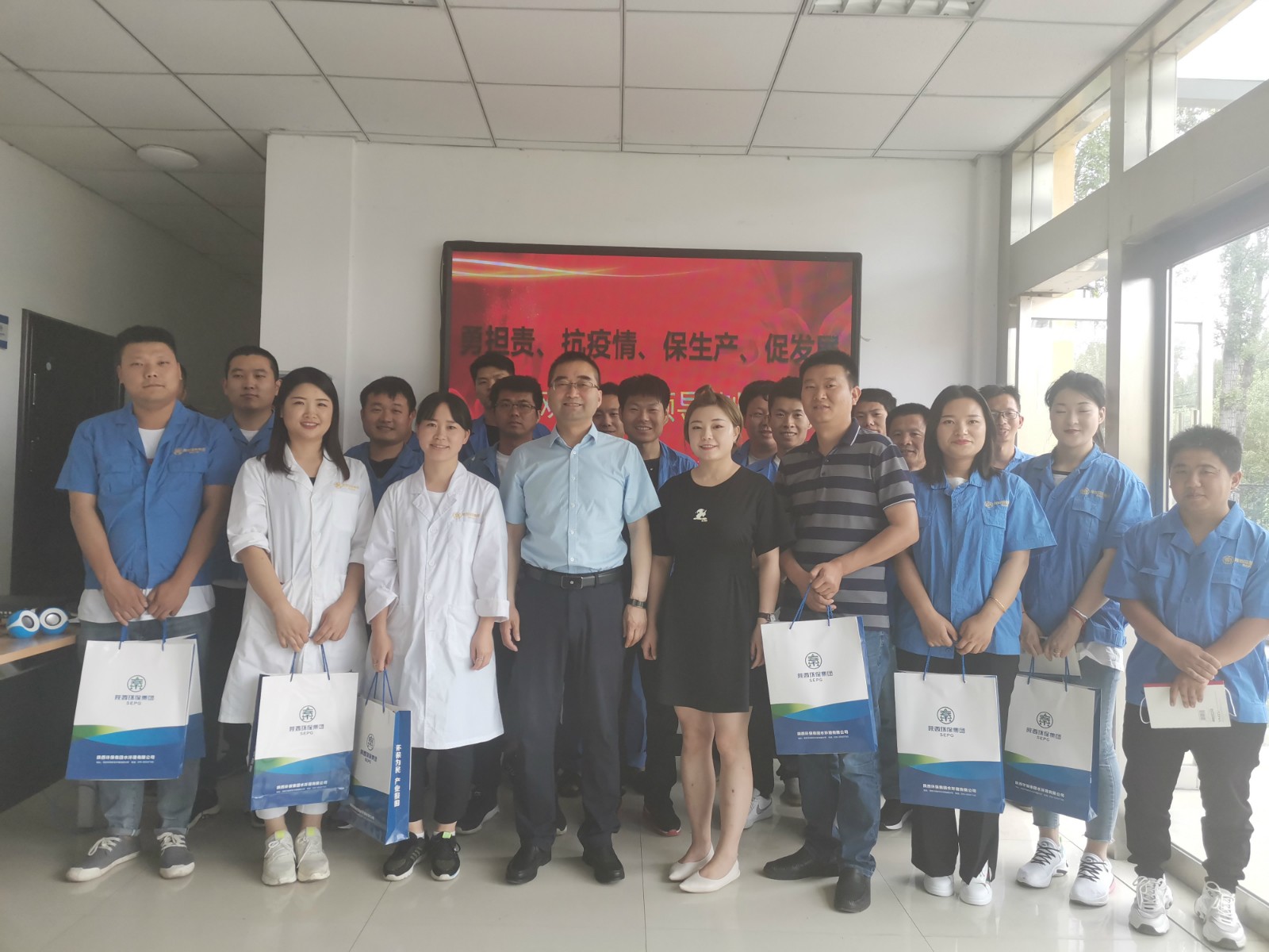 1590657820821538DYjD.jpg 水環境公司開展 “勇擔責、抗疫情、保生產、促發展”慰問活動.jpg