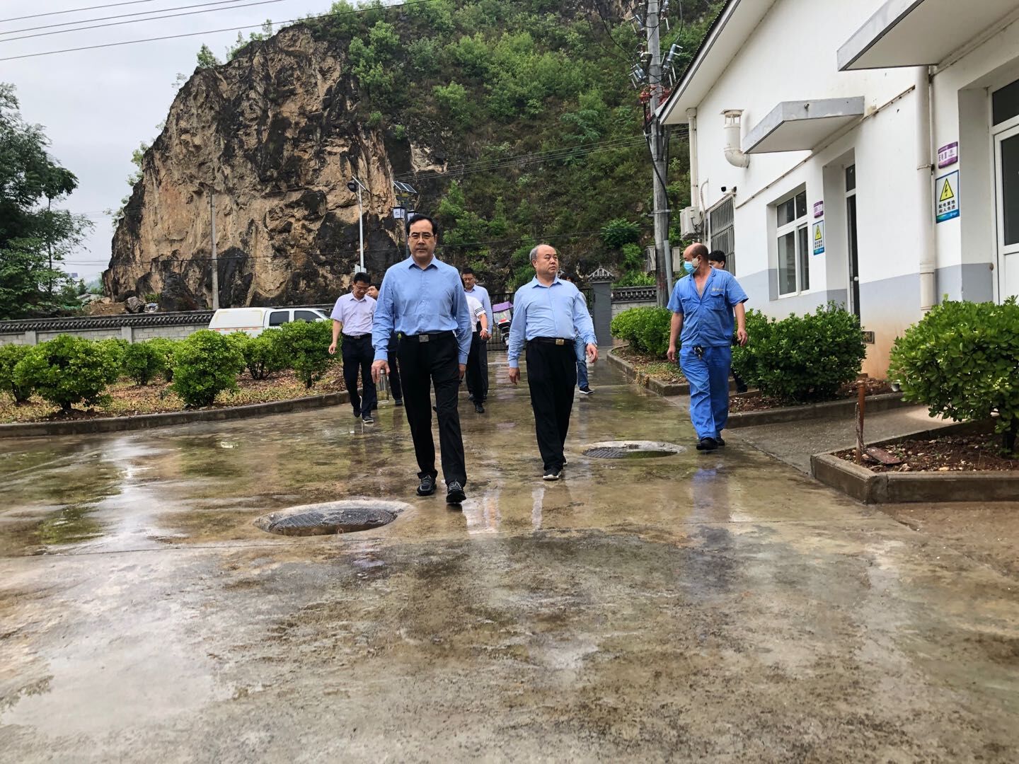 孫景宏帶隊(duì)到水環(huán)境公司漫川關(guān)污水廠調(diào)研.jpg