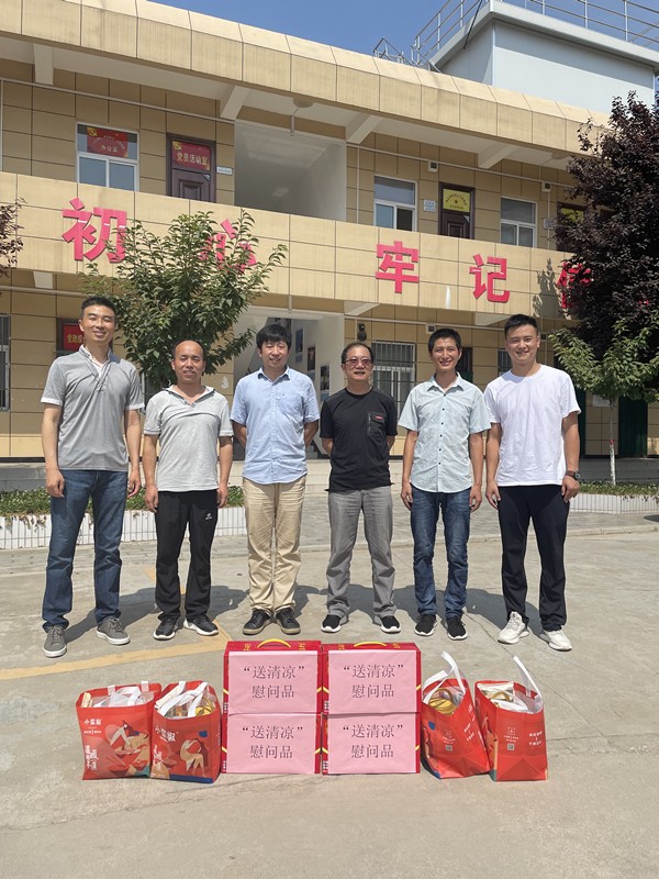 心系一線 關愛職工 智信公司開展“夏日送清涼”活動_副本.jpg