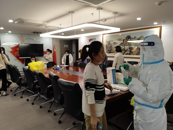 1635296524215170aPEy.jpg 中圣公司組織全員進(jìn)行核酸檢測圖片2_副本.jpg