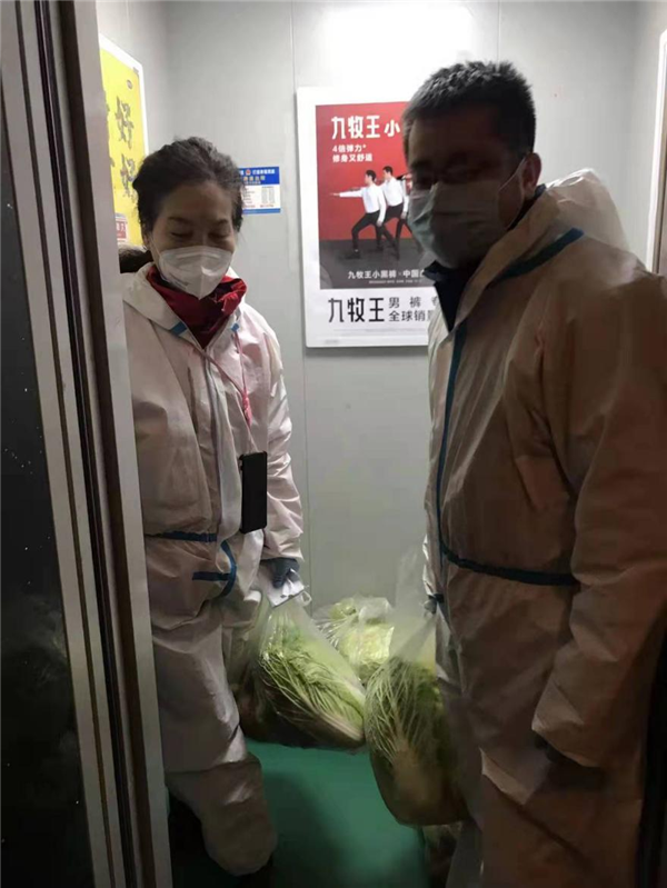 1641178584400299NEDo.png 趙亮配合社區工作者為居民發放菜品.png