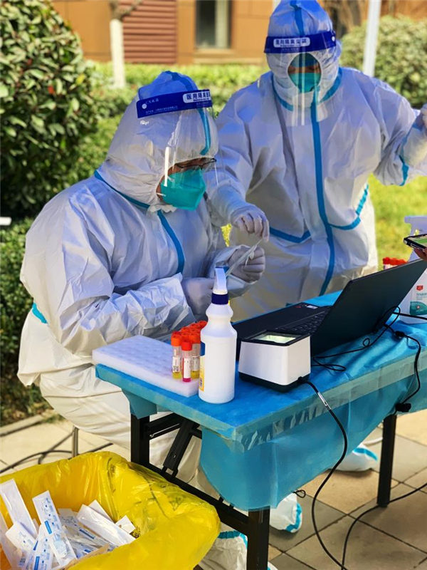 16411787964694641n6j.jpg 朱海龍協助核酸檢測采樣工作_副本.jpg