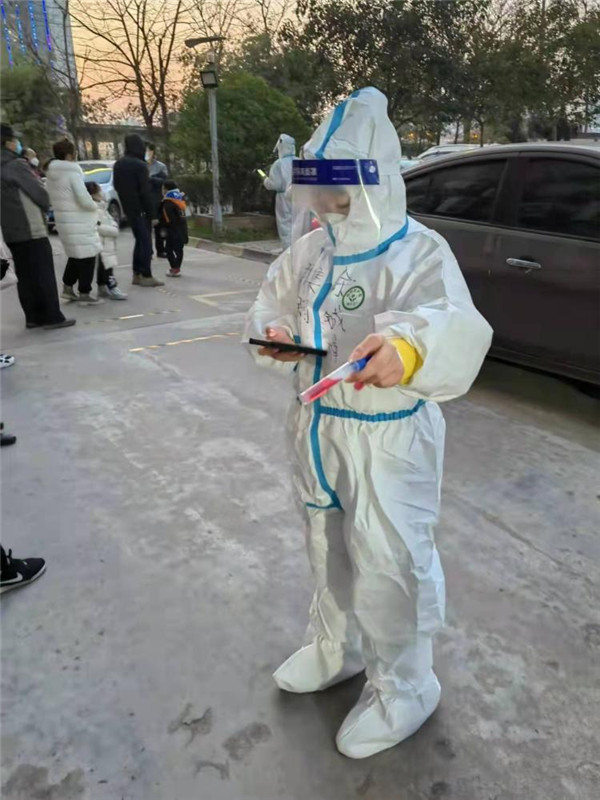 1641179019909091GdVS.jpg 余鋮娟核對采樣試管人員信息.jpg