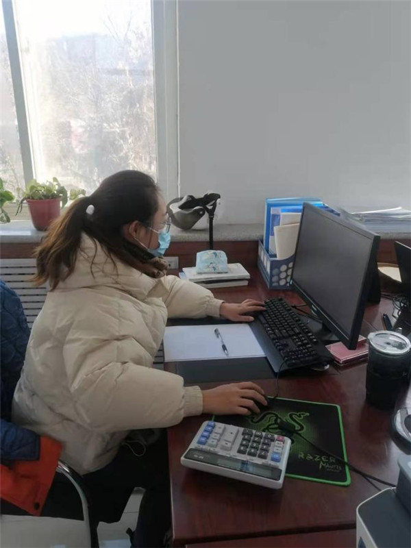 1641179054539880sKZD.jpg 王莉莉協助縣住建局同志整合資料.jpg