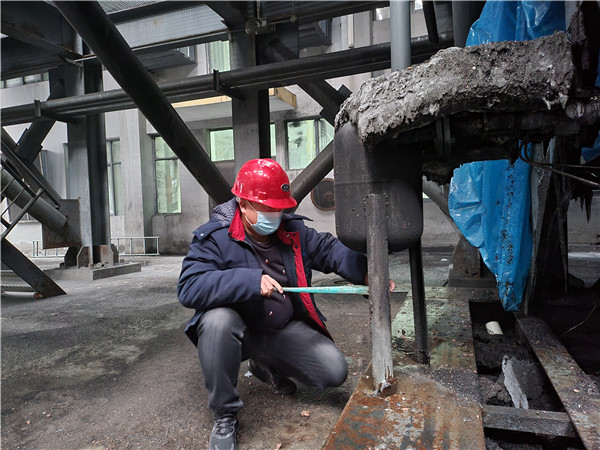 環保公司 1 呂子涵檢修省煤器，更換氣力除灰排水閥.jpg