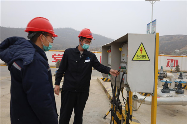 1641868076303872u6oJ.jpg 楊興淵臨時(shí)接電點(diǎn)檢查.jpg