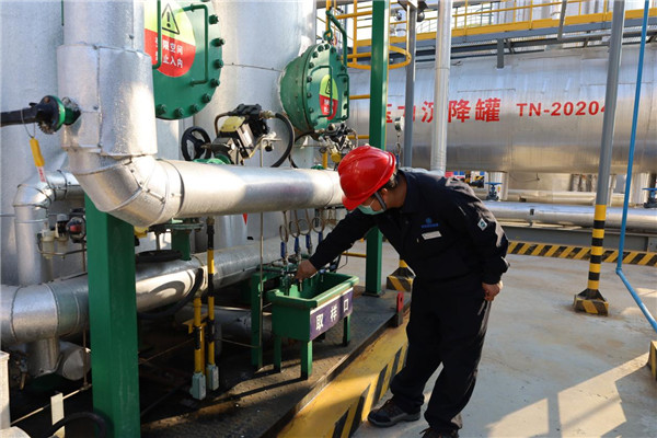 1641868108525880UojT.jpg 薛昊昊檢查取樣口水質(zhì).jpg