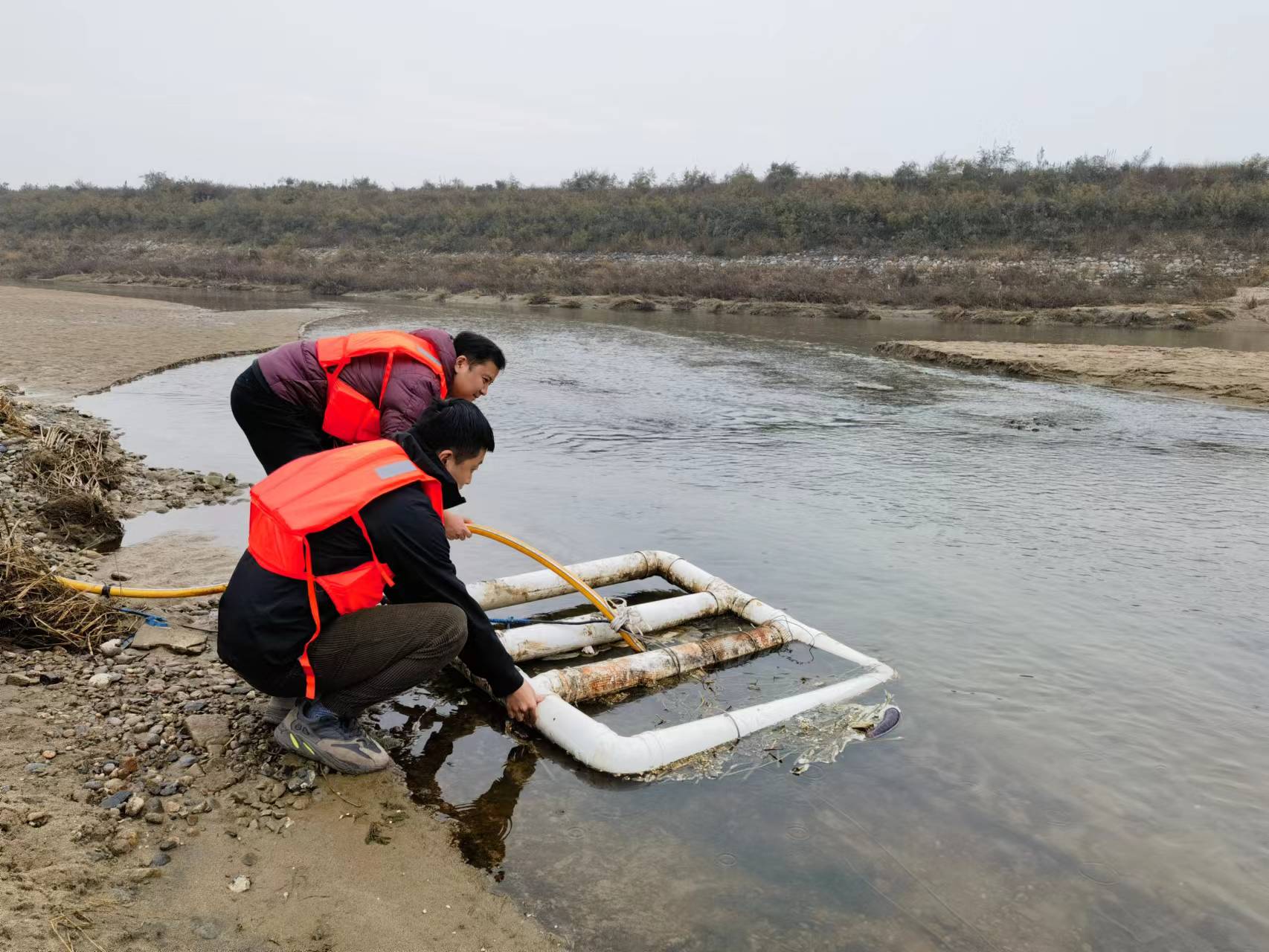 1668562506756590CSOd.jpg 水站運(yùn)維人員維修采水設(shè)施.jpg