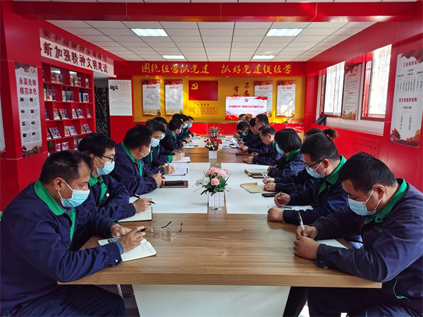 1670896319757068UuRw.jpg 1黨支部書記傳達三秦公司黨總支文件.jpg