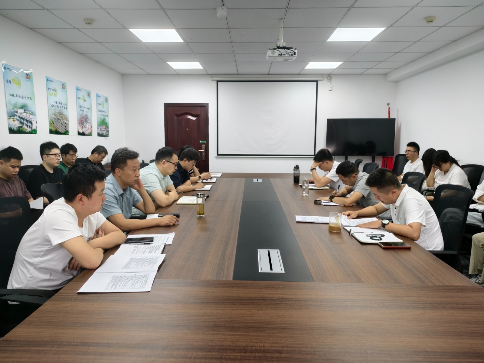 1748403094809476WlnE.jpg 生物科技公司傳達落實集團深入貫徹中央八項規定精神學習教育暨巡視整改工作推進會會議精神的圖片.jpg