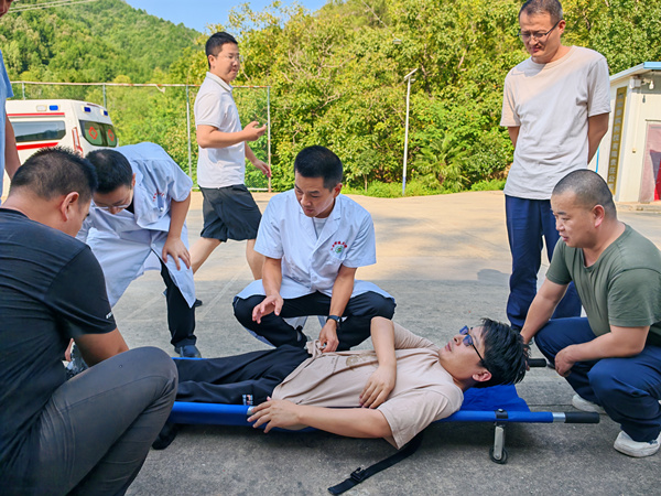 秦楓礦業(yè)公司工會邀請駐地衛(wèi)生院開展急救技能培訓(xùn)4_副本.jpg